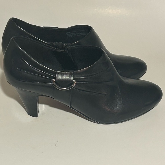 Brash Black Heels - Picture 5 of 6